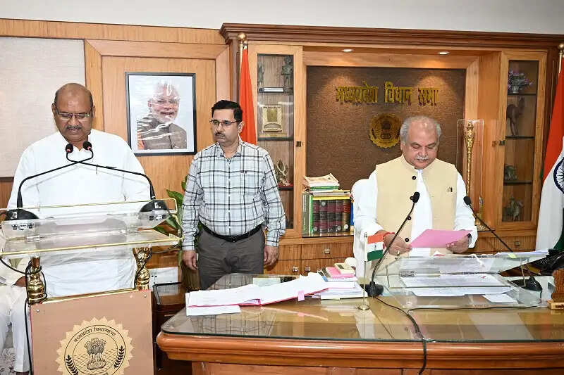 मप्रः दतिया उपचुनाव में निर्वाचित विधायक घनश्याम सिंह को विधानसभा की सदस्यता संबंधी शपथ