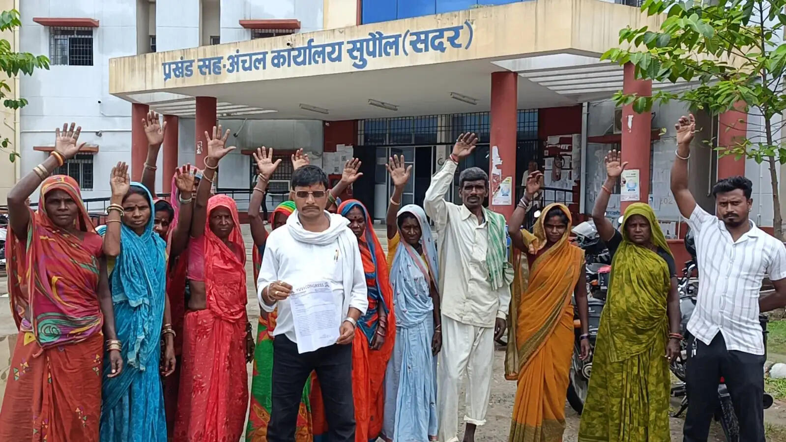 भूमिहीनों को 15 अगस्त तक जमीन का पर्चा देने की मांग, युवा कांग्रेस ने सीओ को सौंपा ज्ञापन