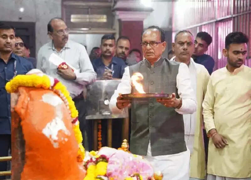 केन्द्रीय मंत्री शिवराज सिंह सलकनपुर पहुंचे, धर्मपत्नी के साथ किए मां विजयासन के दर्शन