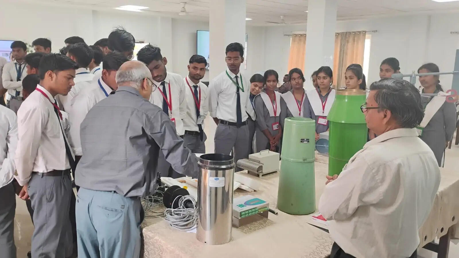 विश्व मौसम विज्ञान दिवस : स्कूली बच्चों और आम लोगों ने देखे मौसम मापने वाले उपकरण, वैज्ञानिकों ने दी जानकारी