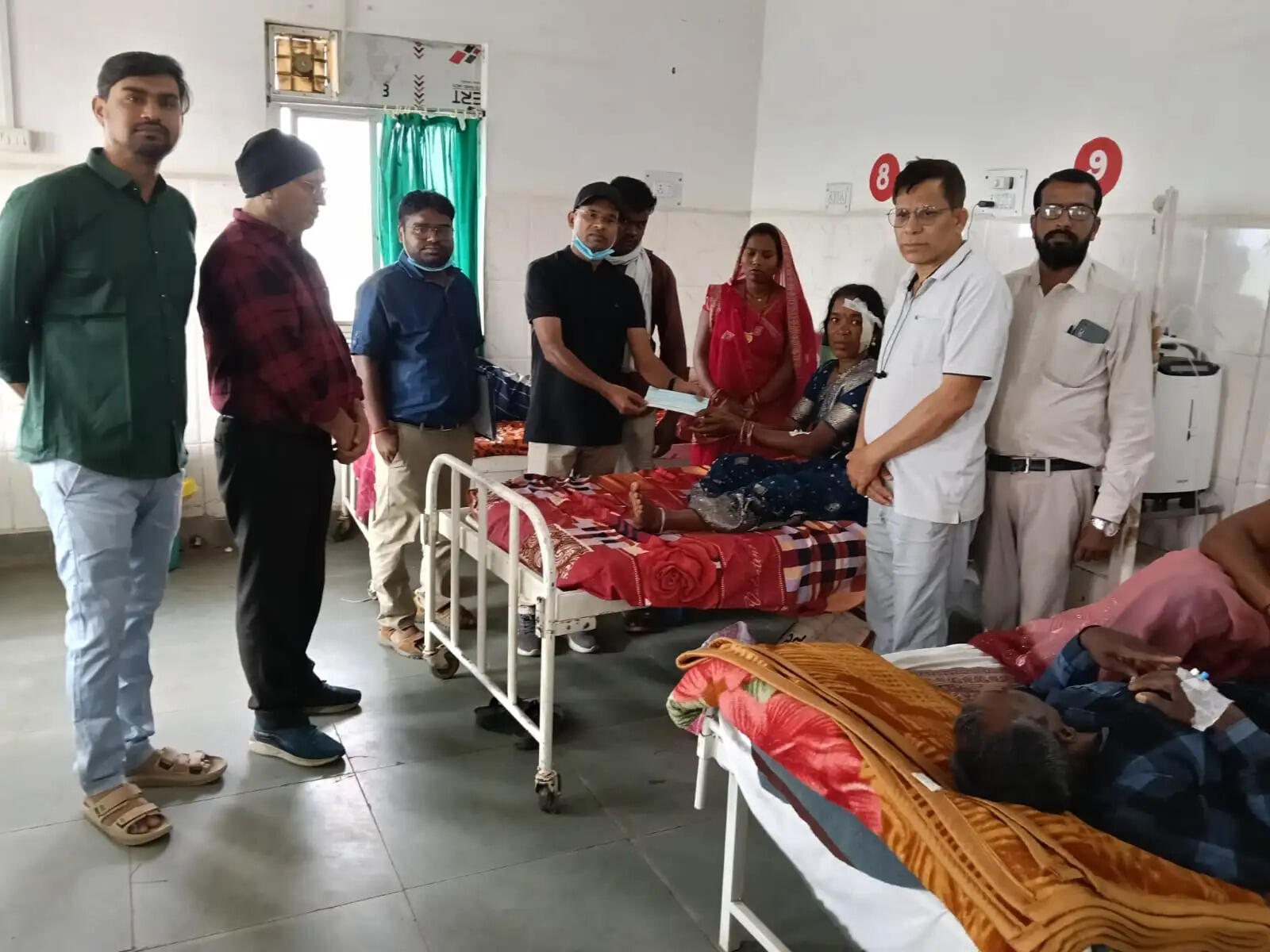 अनूपपुर: लॉज हादसे में राहत और बचाव कार्य समाप्त, मृतकों के परिजनों एवं घायलों को रेडक्रॉस का सौंपा चेक