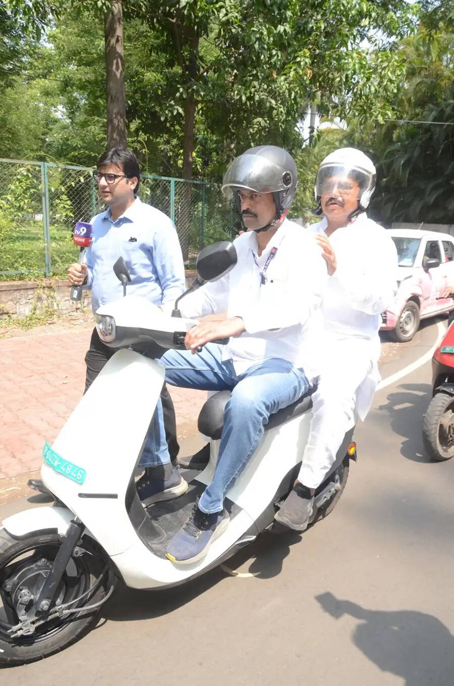 प्रधानमंत्री के आह्वान पर लग्जरी कार छोड़ इलेक्ट्रिक स्कूटी से मंत्रालय पहुंचे ऊर्जा मंत्री तोमर