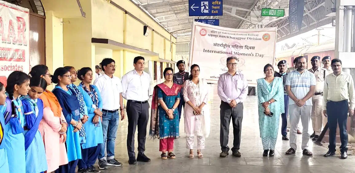 महिला दिवस पर हिजली स्टेशन से महिला क्रू ने चलाई विवेक एक्सप्रेस