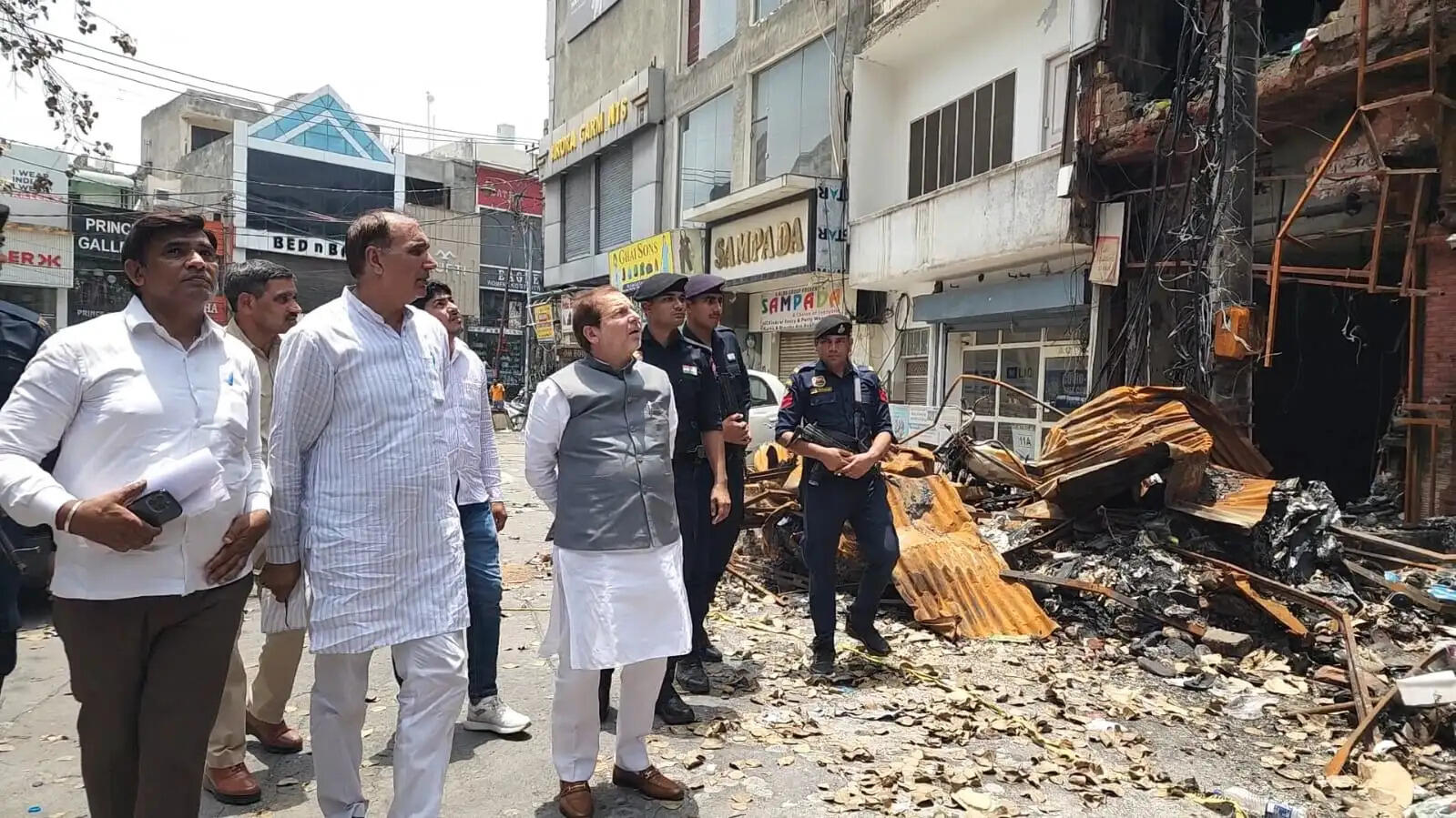 कैबिनेट मंत्री पहुंचे रोहतक, दुकानों में हुई आगजनी का लिया जायजा