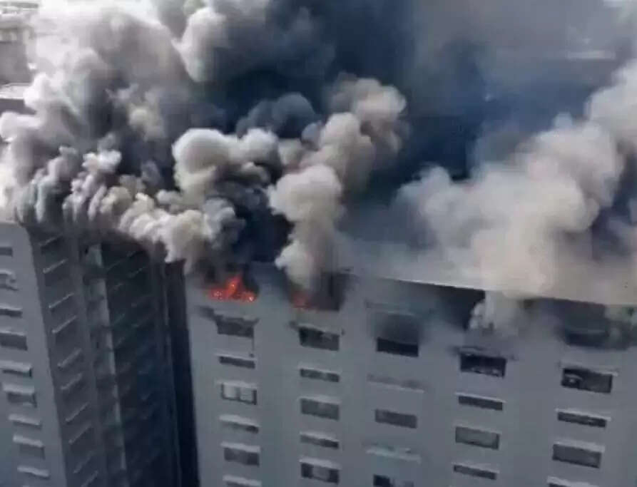 (अपडेट) सूरत की राज टेक्सटाइल मार्केट की आग में करोड़ों का नुकसान, 5 फायरकर्मी घायल