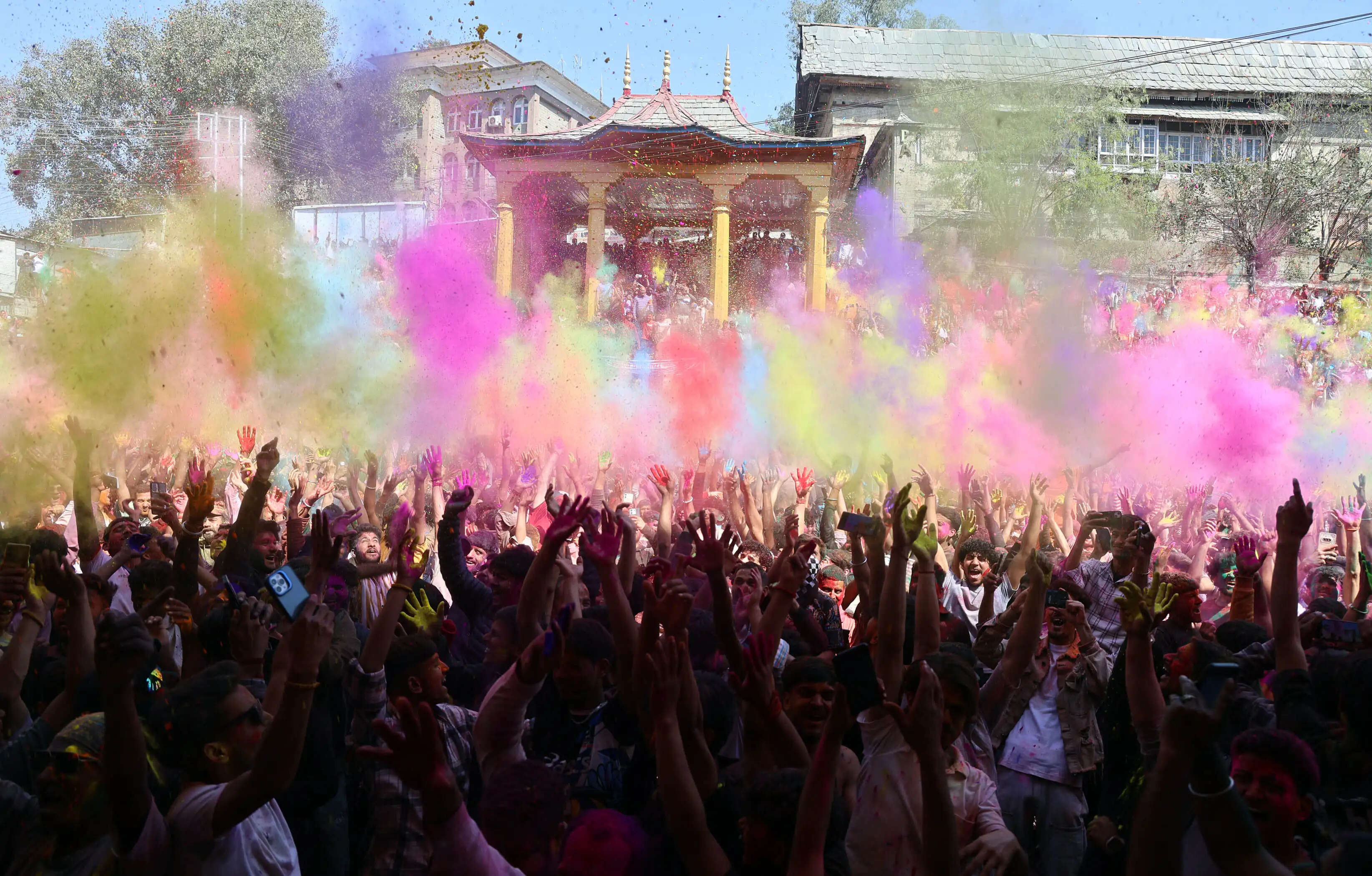 मंडी की गलियों में खूब उड़ा अबीर-गुलाल, माधोराय की पालकी निकलने के साथ ही खत्म हुआ होली का जश्न