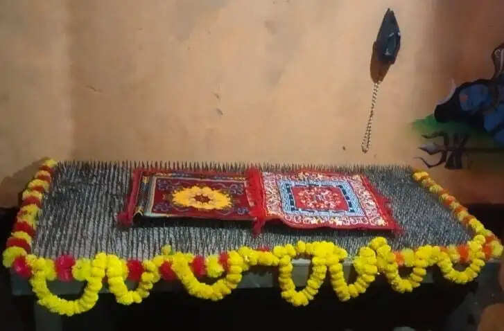 नवरात्र में भक्ति का अनूठा संकल्प, लोहे के कील से बने सेज पर रूपा आठ दिनों तक धारण करेगी कलश