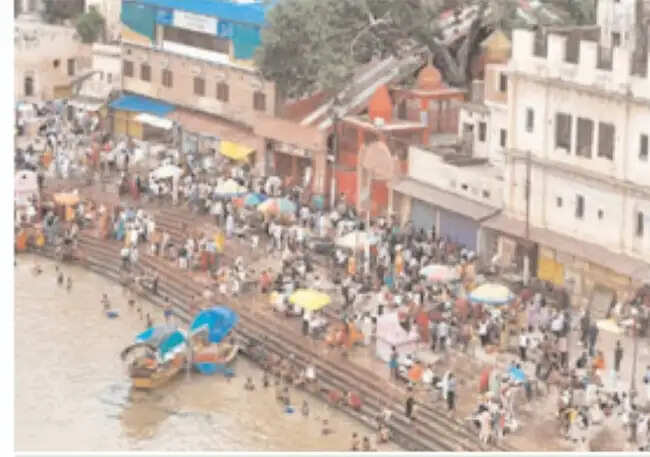 आषाढ़ अमावस्या पर चित्रकूट में उमड़ा आस्था का जनसैलाब, दो लाख से अधिक श्रद्धालुओं ने की कामदगिरि परिक्रमा
