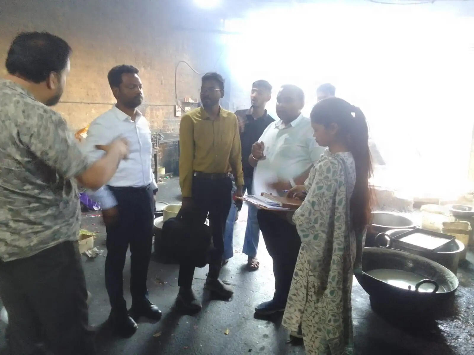 सूरजपुर : घरेलू गैस के व्यावसायिक उपयोग पर छापा, होटलों से 10 सिलेंडर जब्त