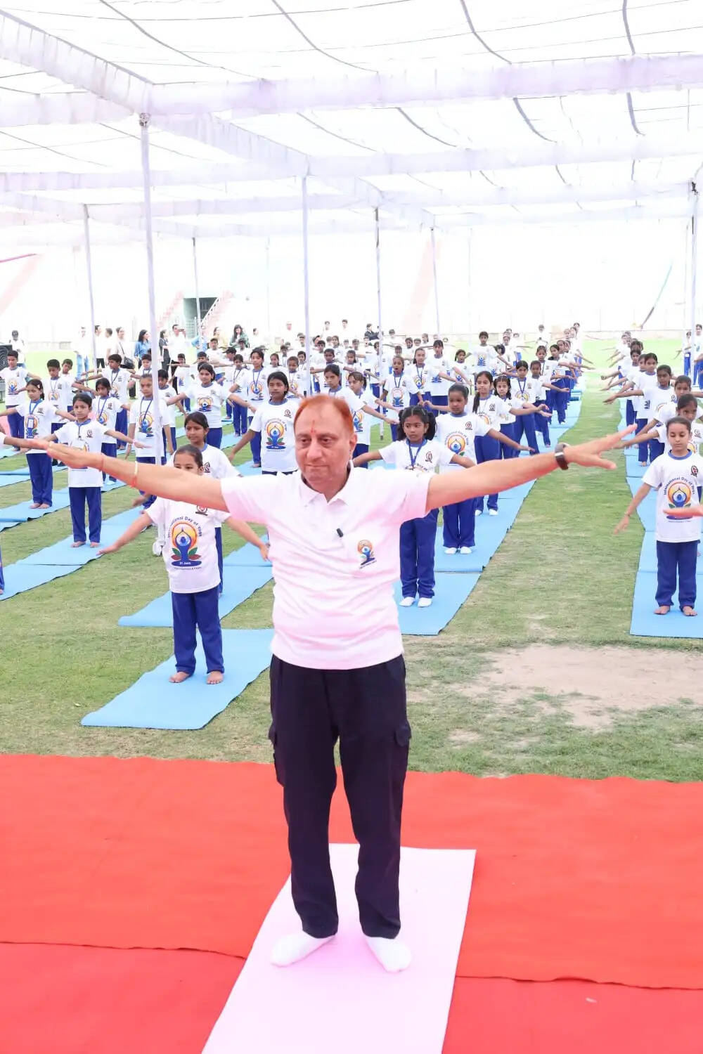 दिल्ली के महापौर ने निगम विद्यालय के विद्यार्थियों के साथ किया योग
