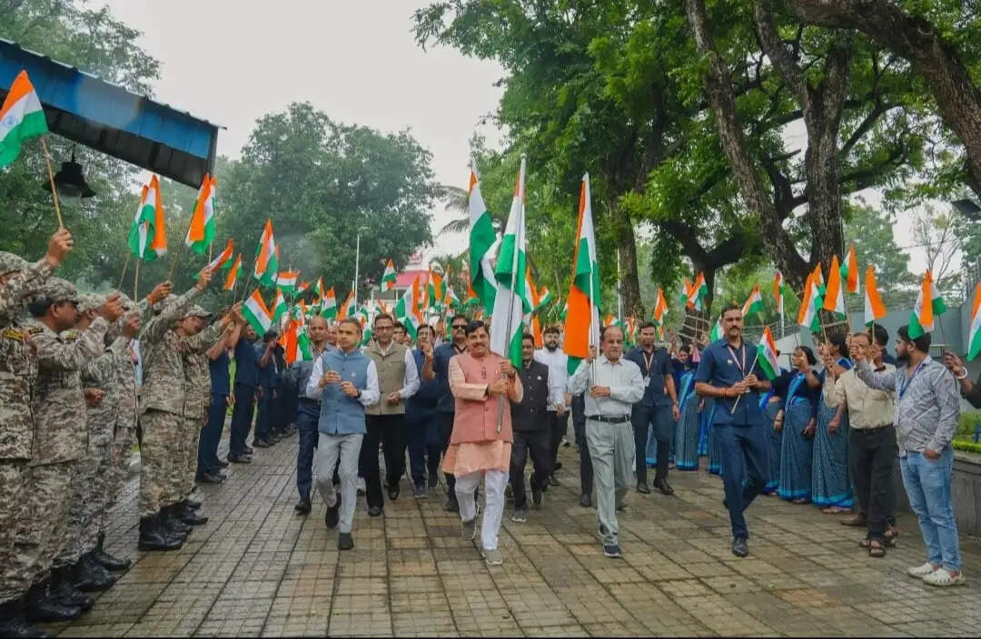 मुख्यमंत्री&nbsp;डॉ.&nbsp;यादव ने&nbsp;मुख्यमंत्री निवास पर तिरंगा फहराकर 'हर घर तिरंगा' अभियान का किया शुभारंभ