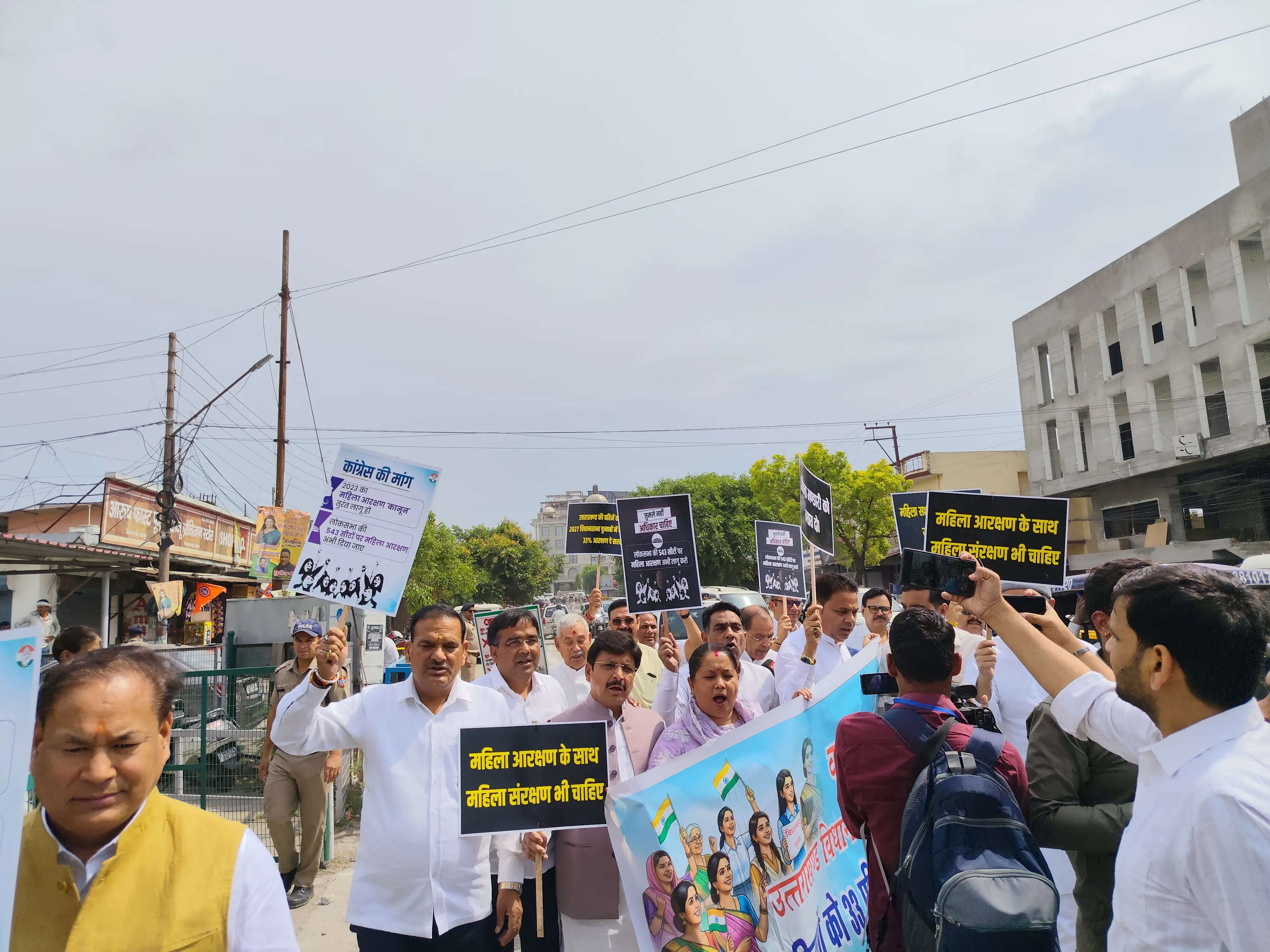 विधानसभा गेट पर गन्ना डाल कर कांग्रेस का प्रदर्शन, इकबालपुर मिल के गन्ना किसानों के बकाया पर सरकार को घेरा