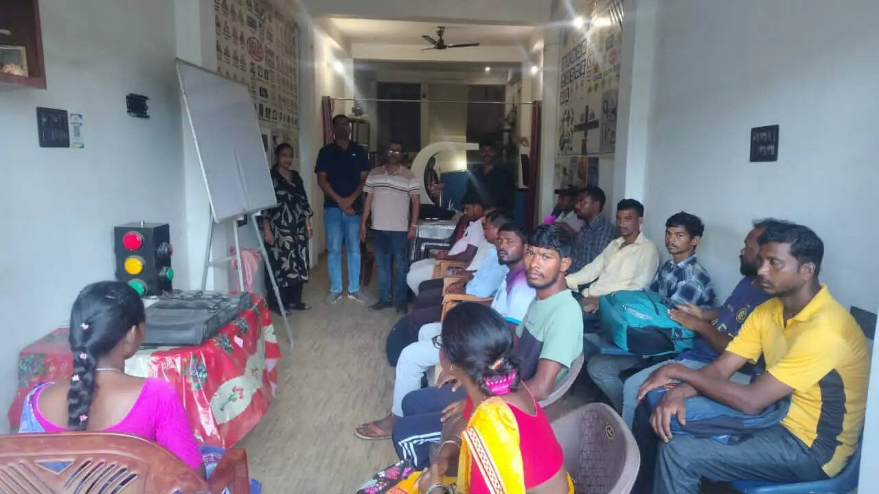 जितपुर खनन परियोजना क्षेत्र के 15 युवाओं को एलएमवी ड्राइविंग प्रशिक्षण, रोजगार से जोड़ने की पहल