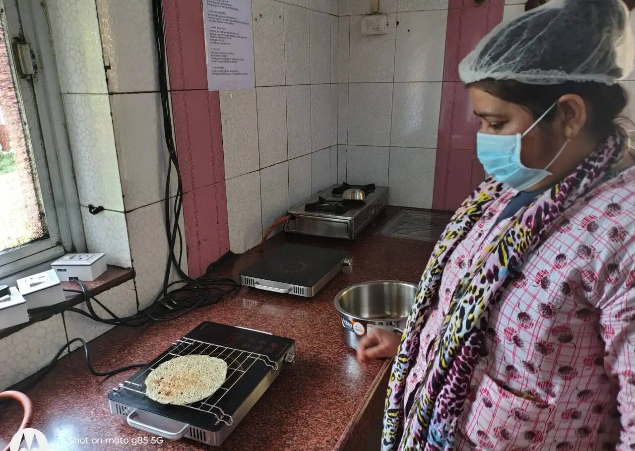 गैस आपूर्ति बाधित: रनिंग स्टाफ के लिए इन्फ्रारेड कुक टॉप से वैकल्पिक भोजन व्यवस्था सुनिश्चित