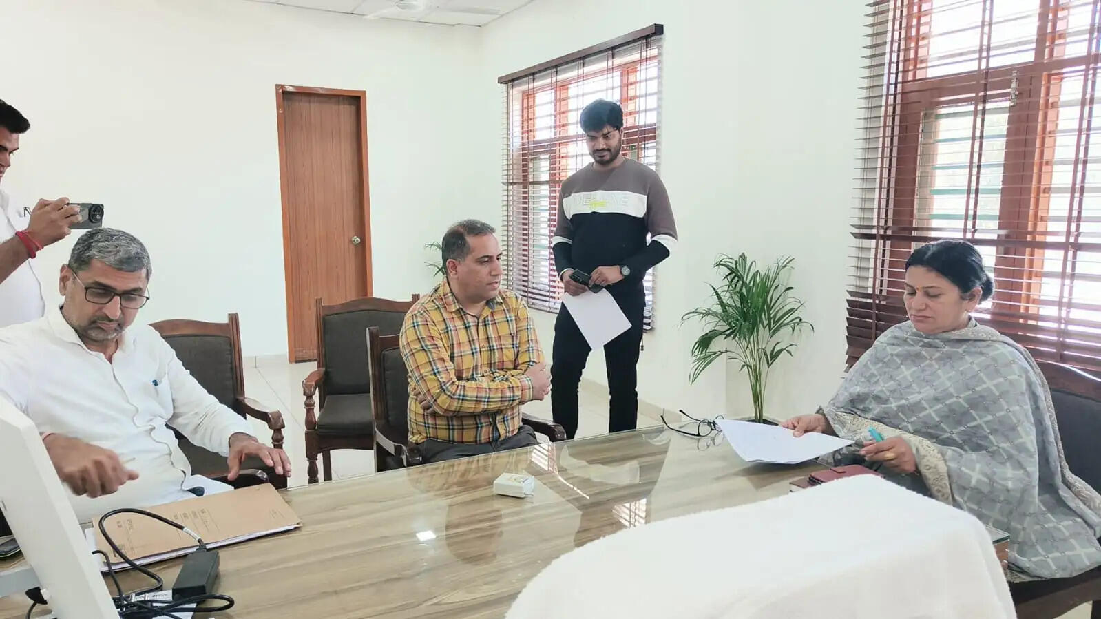 हिसार : बरवाला में सरकारी जमीन पर अवैध कब्जे की शिकायत पर जांच करने पहुंची सीएम फ्लाइंग टीम