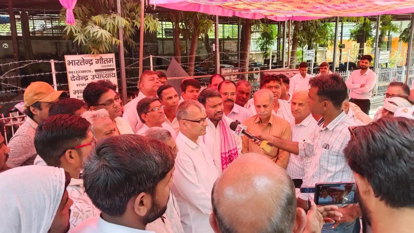 ऑनलाइन रजिस्ट्री प्रणाली के निजीकरण के विरोध में कातिबों और स्टांप वेंडरों का धरना