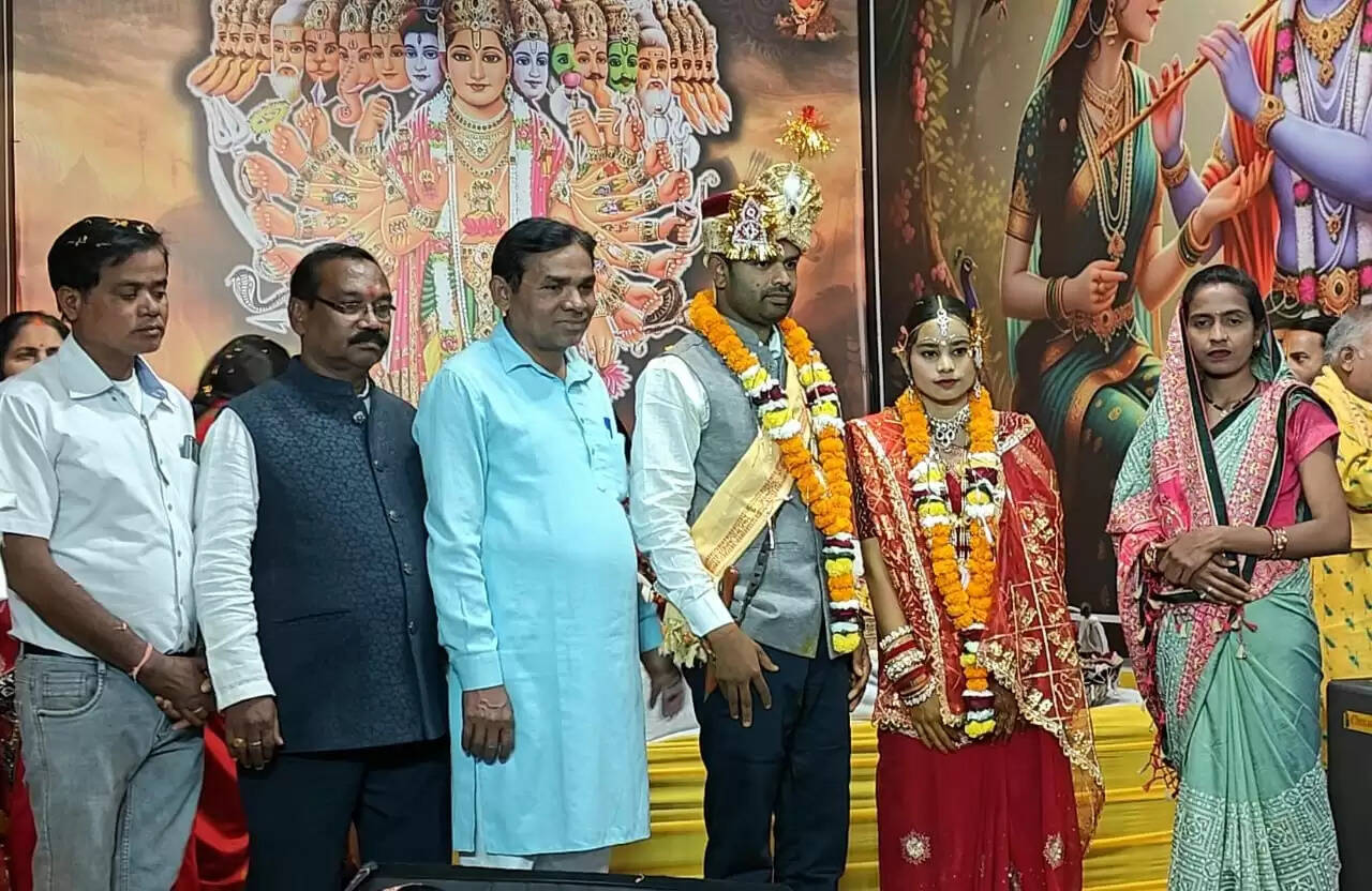 श्रीमद्भागवत कथा के मंच पर साकार हुआ रुखमणि विवाह एक जोड़ा दाम्पत्य जीवन में बंधा