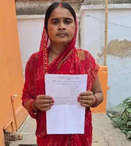 एडीएम पेशकार ने महिला से फैसले के बदले मांगा 1 लाख