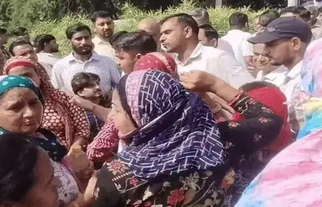 रेवाड़ी में सीवर ओवरफ्लो व गंदे पानी से परेशान लोगों ने लगाया जाम