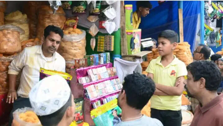 ईद से पहले सजा हाशमी चौक का बाजार, खरीदारी के लिए उमड़ी भीड़