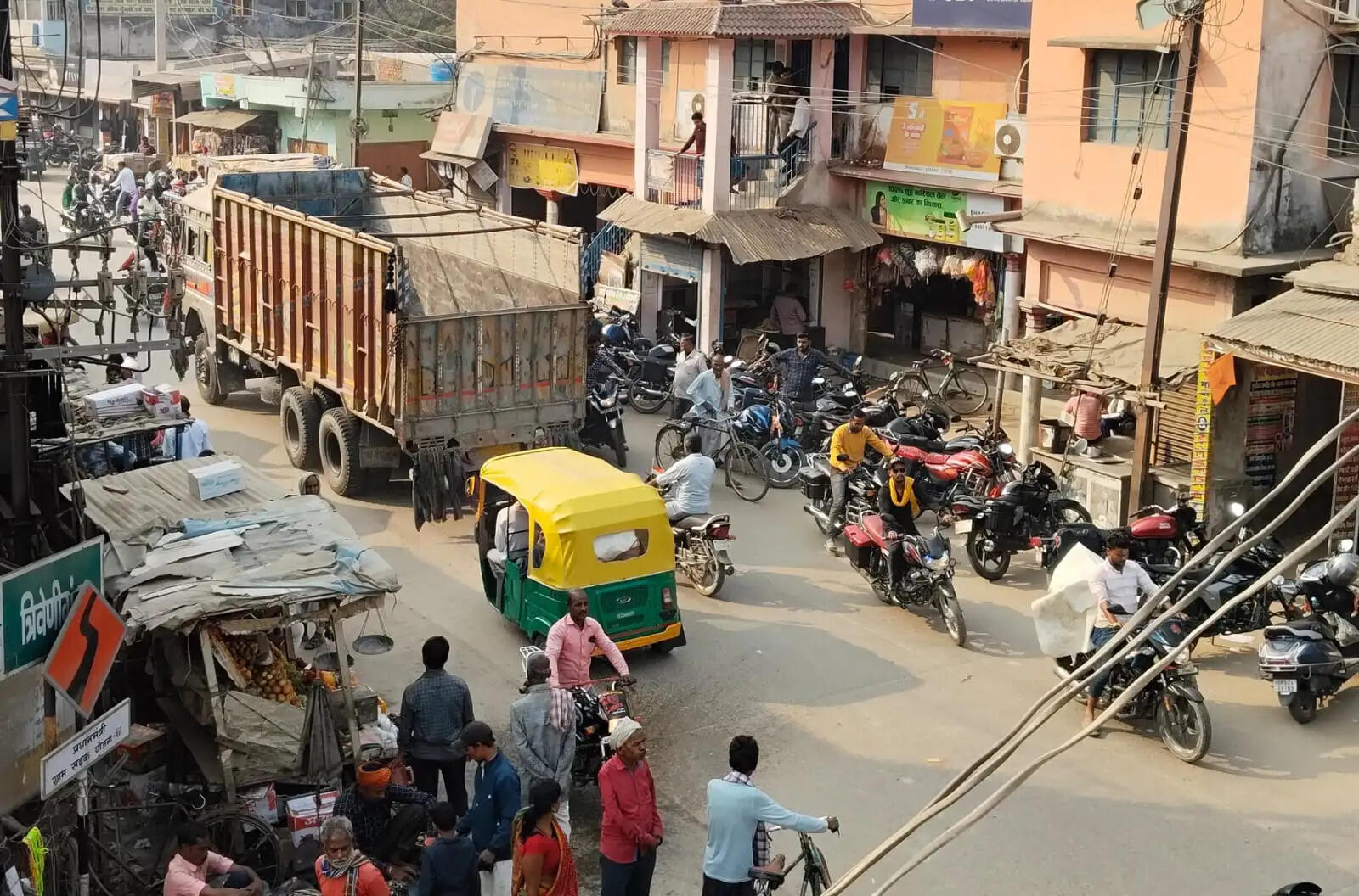 सुपौल में सड़क पर फुटकर दुकानदारों का कब्जा,जाम की मुख्य वजह