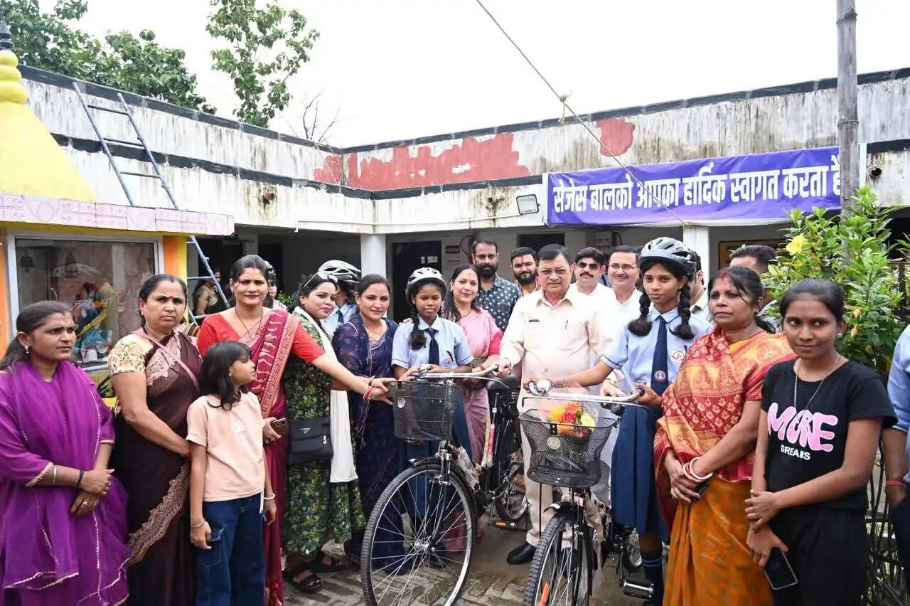 शाला प्रवेशोत्सव में मंत्री लखनलाल देवांगन बोले- मन लगाकर पढ़ें और जिले का नाम करें रोशन