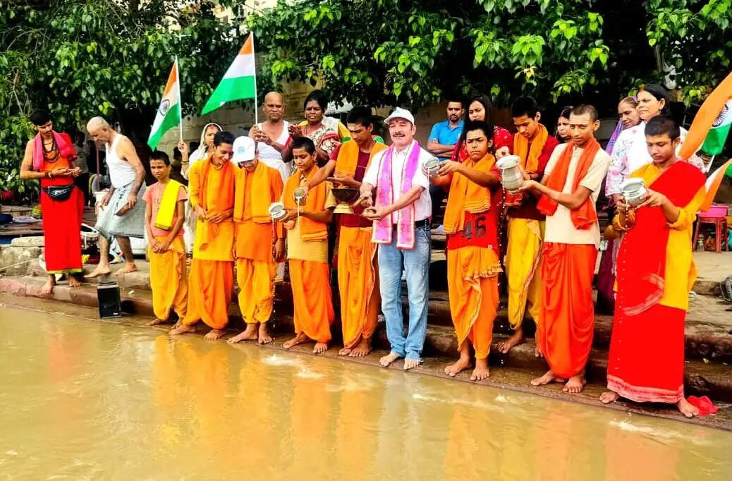 वाराणसी में रौद्र रूप धरी गंगा की नमामि गंगे ने किया दुग्धाभिषेक