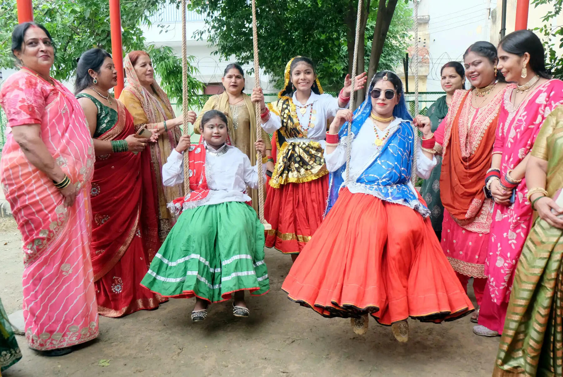 गुरुग्राम: तीज पर हरियाणवी परिधान में पींग झूल महिलाओं ने दिया संस्कृति को सहेजने का संदेश