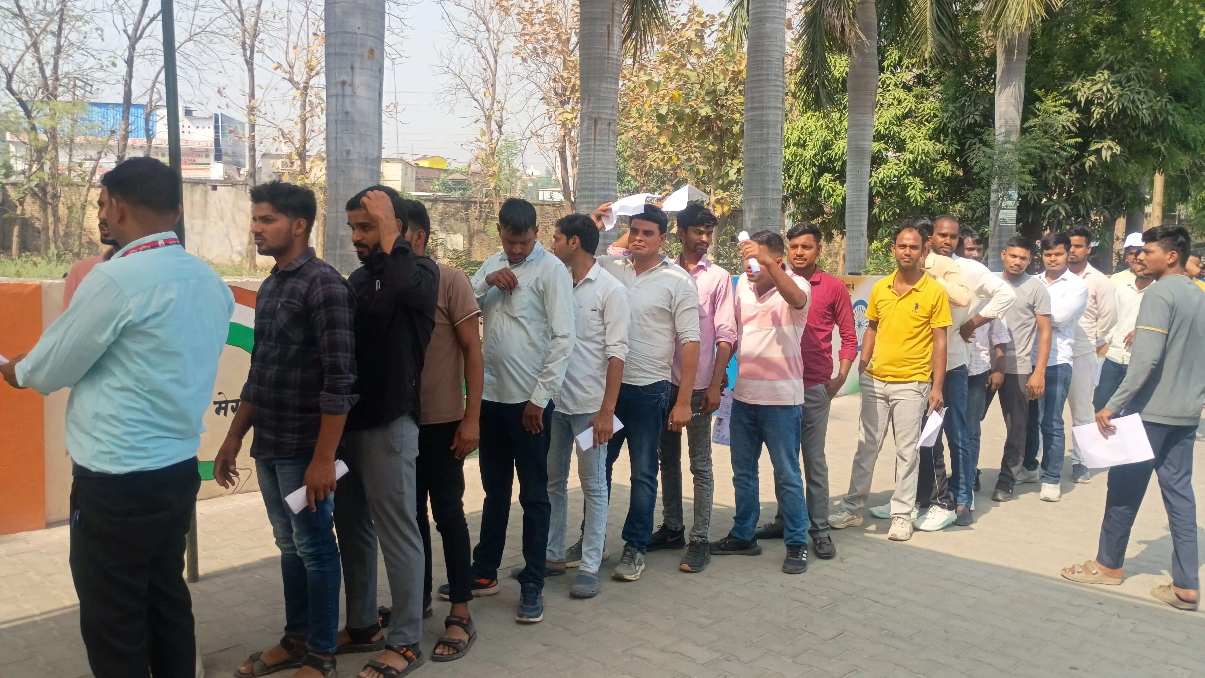 यूपी होमगार्ड्स परीक्षा: जौनपुर में 19 केंद्रों पर 50 हजार अभ्यर्थी शामिल