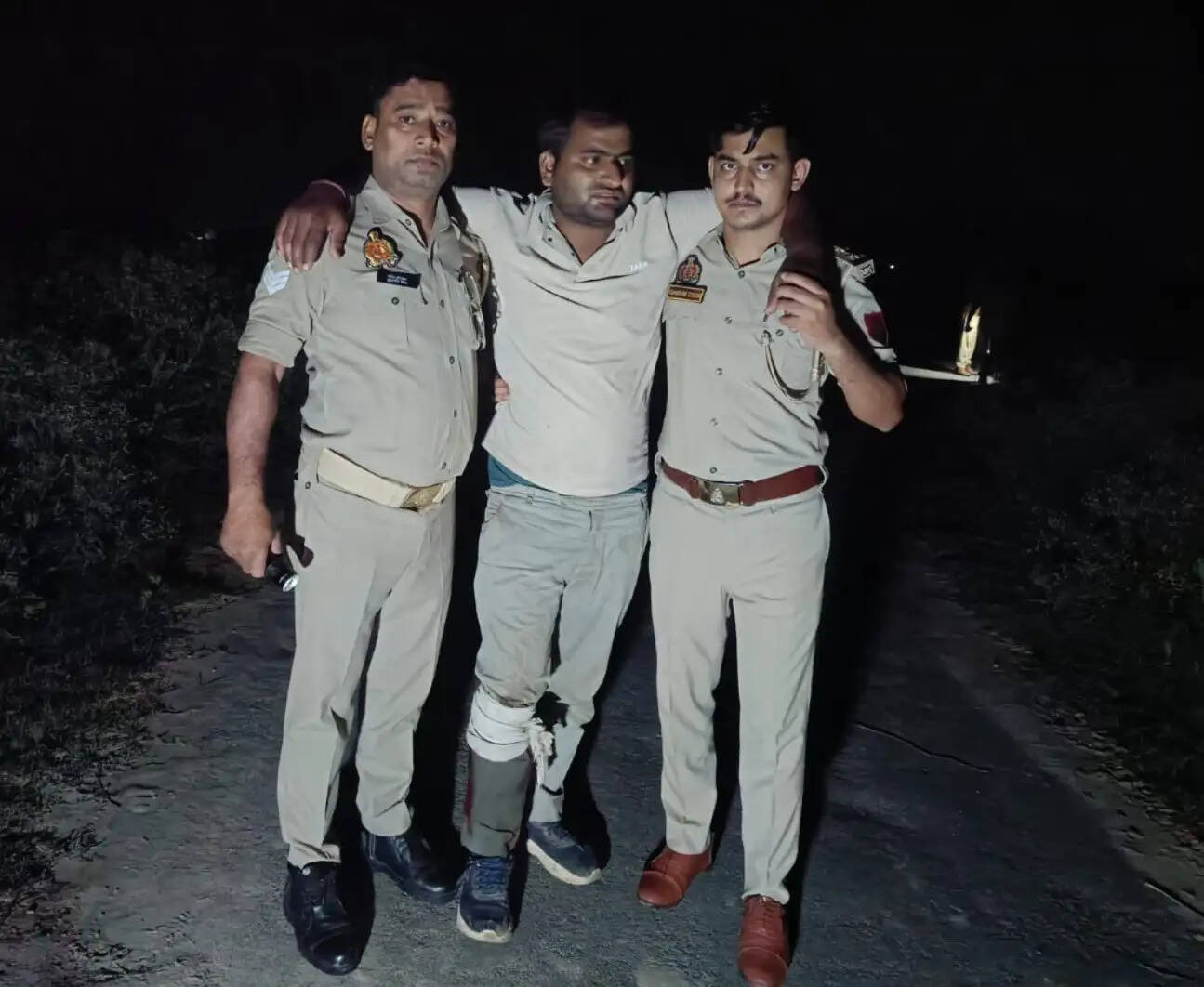 मुकदमे में वांछित मुठभेड़ में गिरफ्तार,गोली लगने से&nbsp; सिपाही और आरोपित घायल