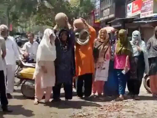 फरीदाबाद : पानी की किल्लत को लेकर निगम पर किया मटका फोड़ प्रदर्शन