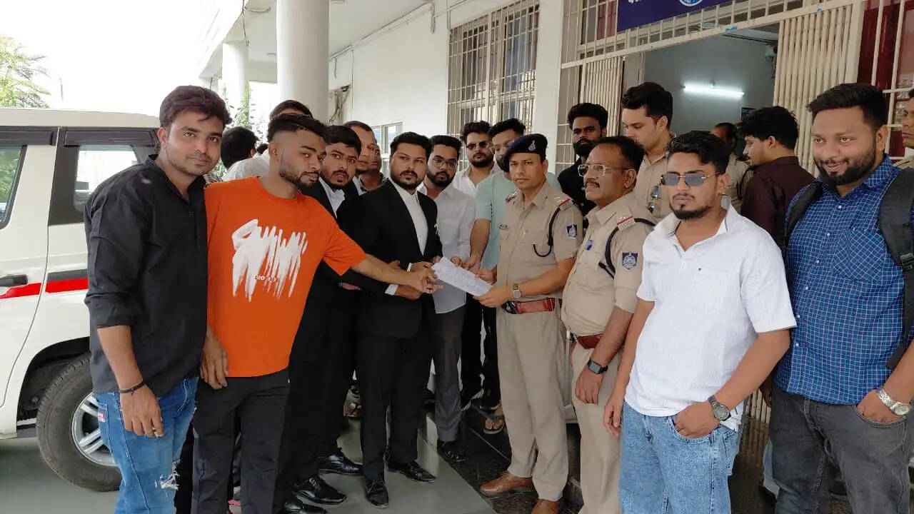 जबलपुर: पैगंबर मोहम्मद पर कथित टिप्पणी के विरोध में अधिवक्ताओं ने सौंपा ज्ञापन, कार्रवाई की मांग