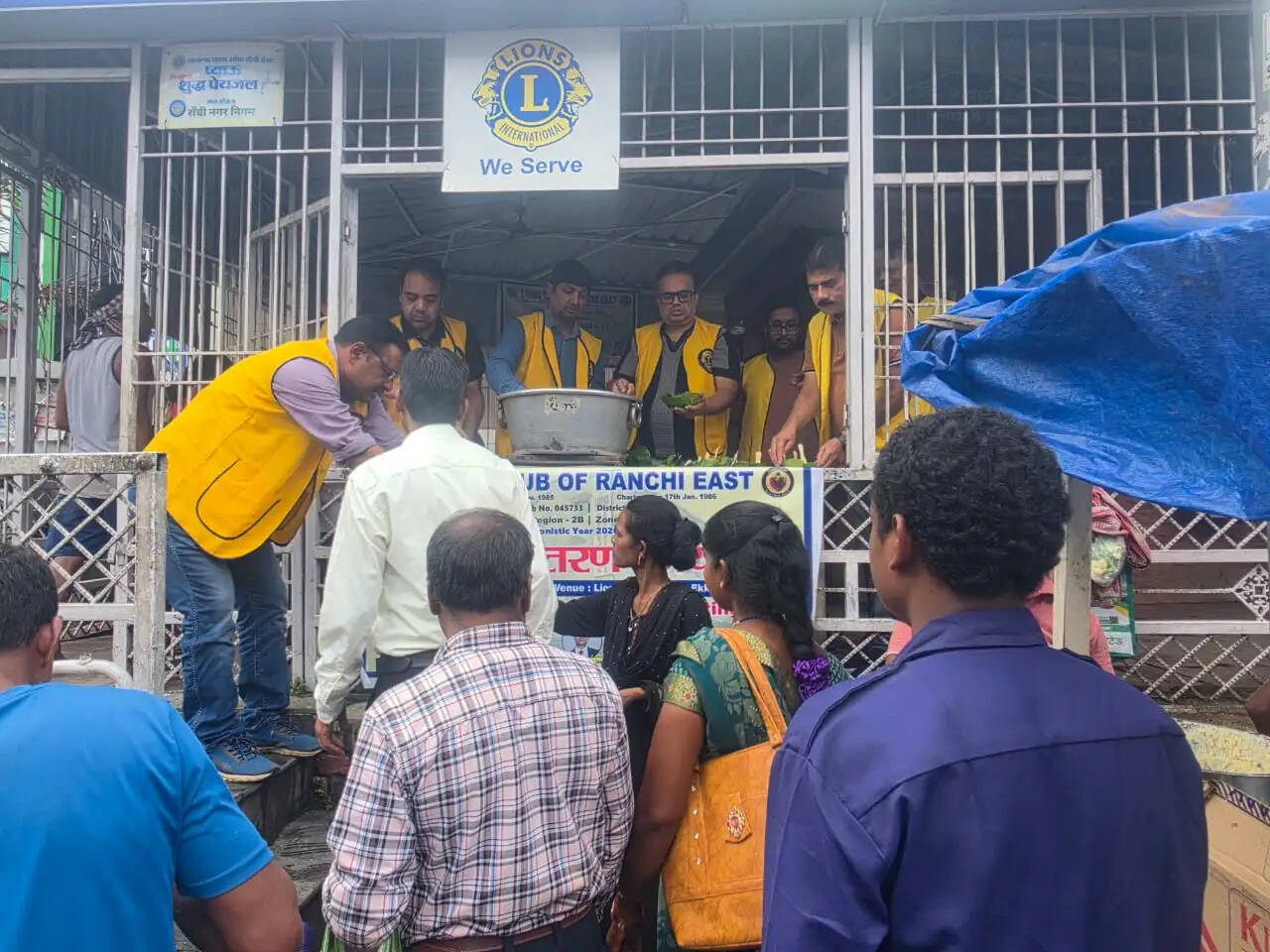 लायंस ईस्ट क्लब ने 'फूड फॉर हंगर' अभियान के तहत 450 जरूरतमंदों के बीच वितरित की खिचड़ी