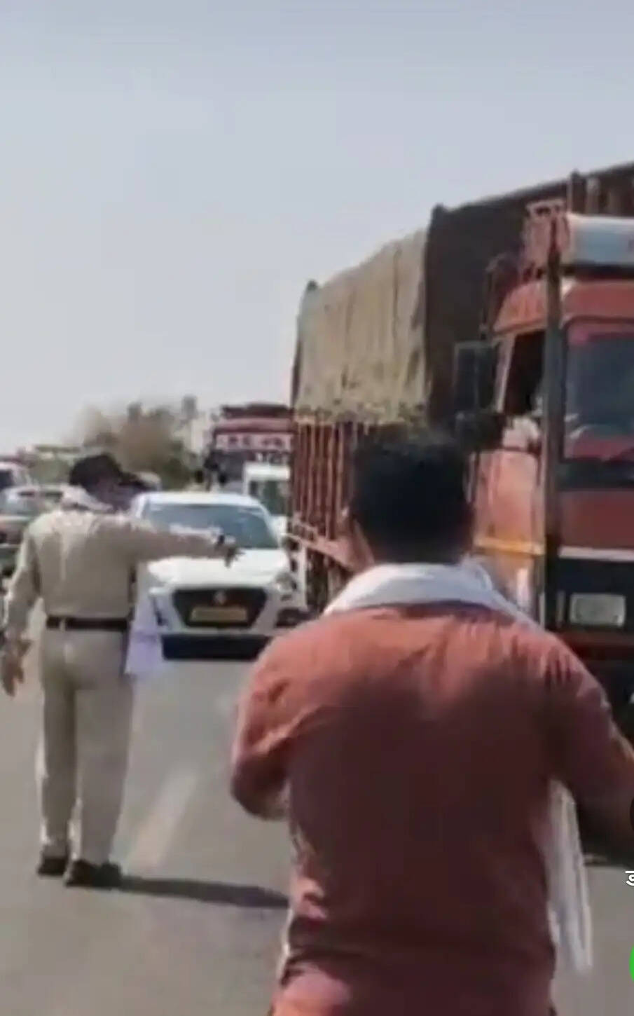 राजगढ़ः गेहूं खरीदी अव्यवस्थाओं से नाराज किसानों ने किया हाईवे जाम, प्रशासन की समझाइश के बाद माने