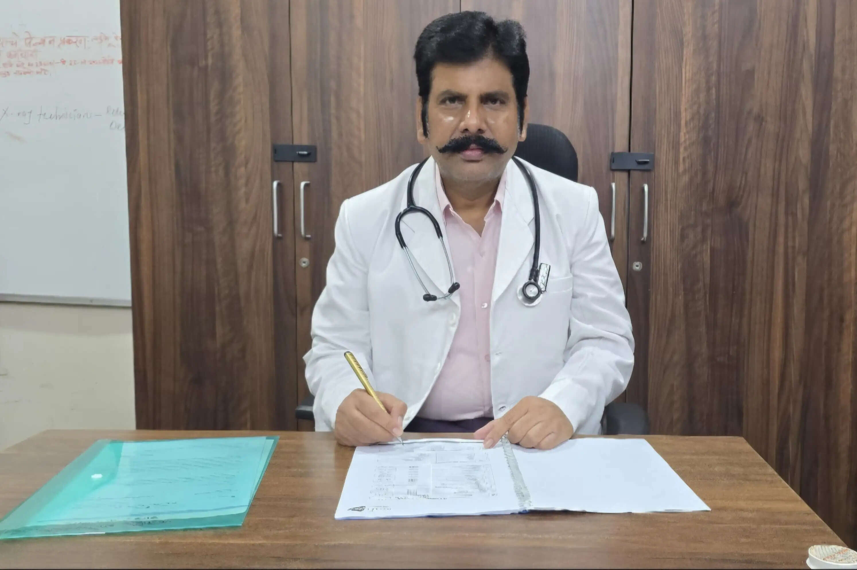 डॉक्टर डे -सफेद कोट में मानवता की मिसाल -डॉ. कैलाश पवार