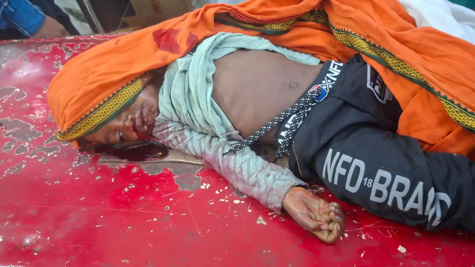 जबलपुर : नर्मदा पुल पर भीषण सड़क हादसा, डंपर की टक्कर से दो युवकों की मौत, महिला गंभीर घायल