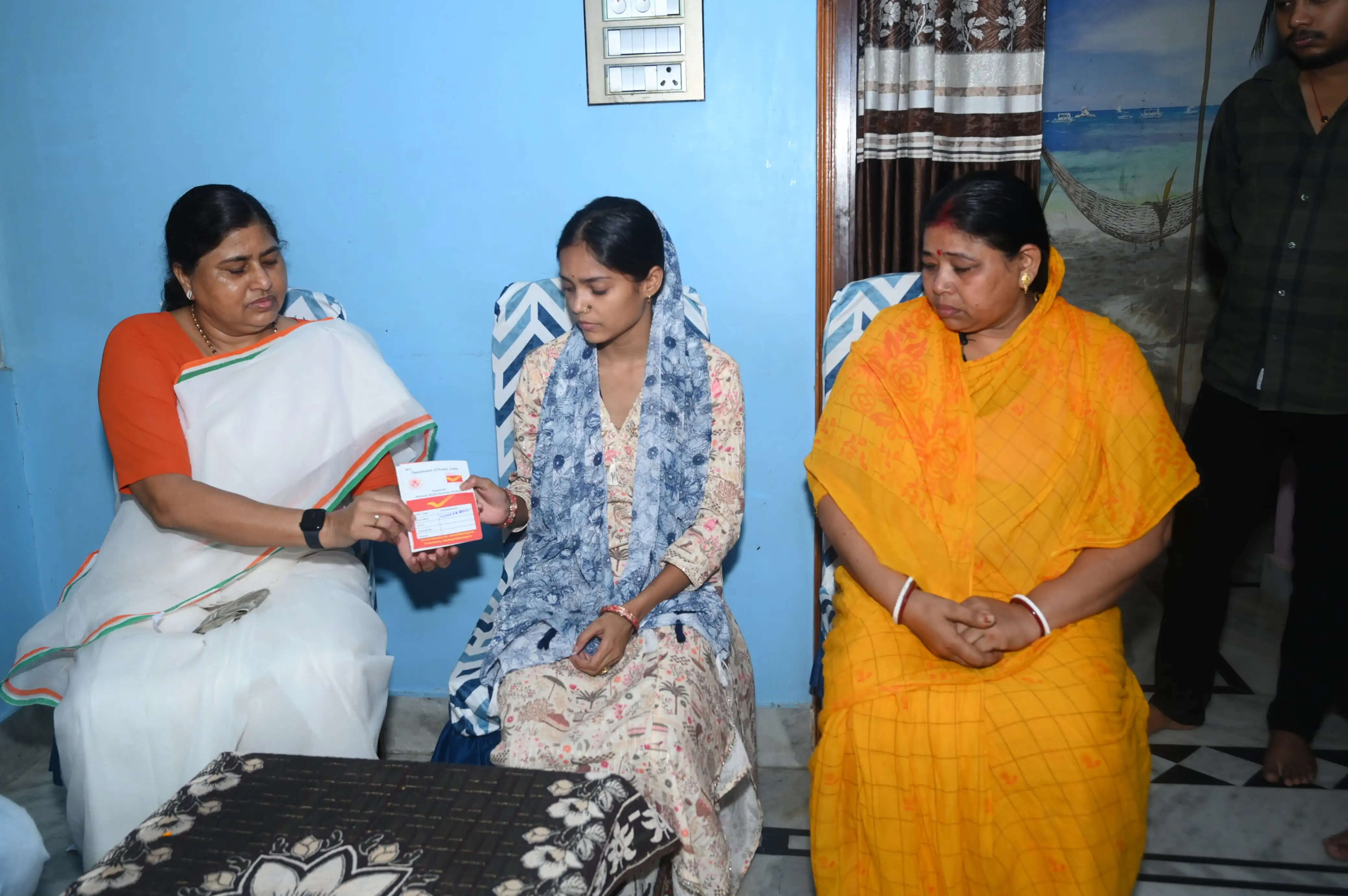 मंत्री लेशी सिंह ने स्व राजू मंडल के परिवार को जदयू की तरफ से दिया पांच लाख का चेक