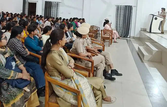 सोनीपत : गोहाना कॉलेज में छात्राओं को सुरक्षा कानूनों की जानकारी दी