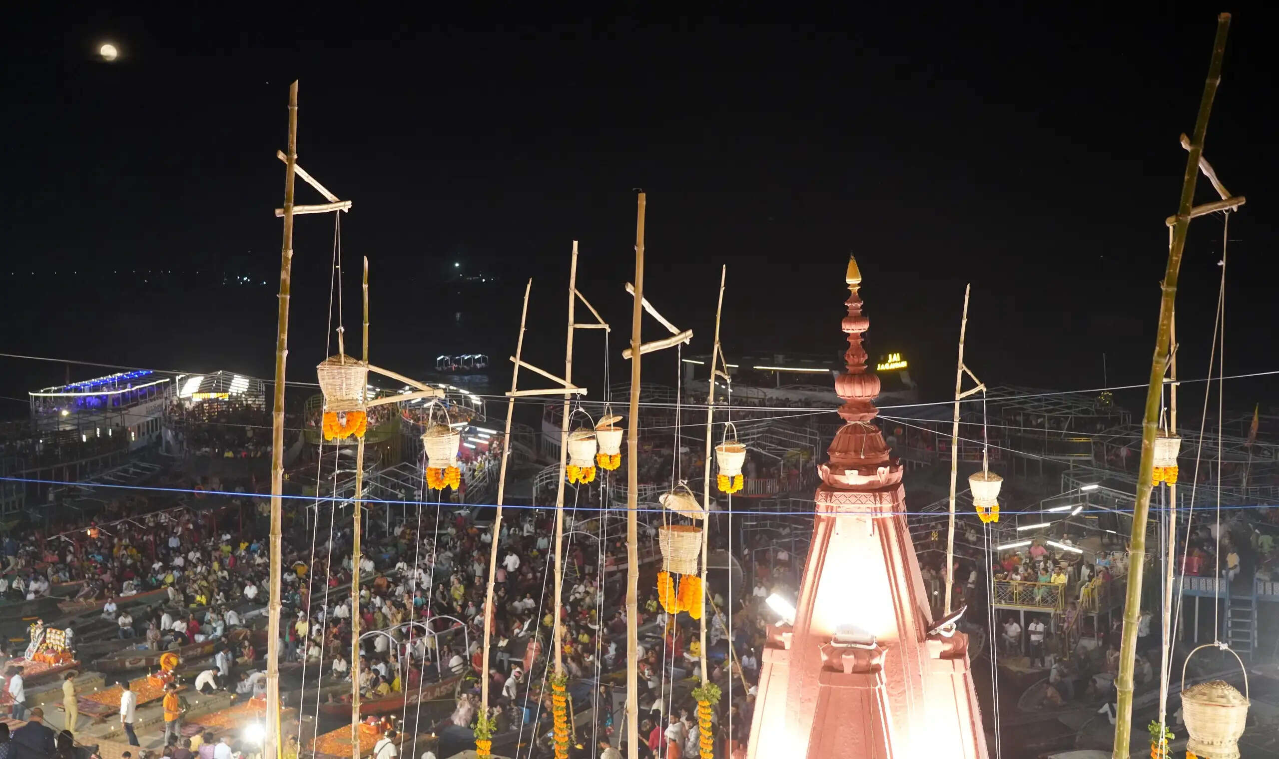 दशाश्वमेध घाट पर अमर शहीदों की स्मृति में आकाशदीप प्रज्ज्वलन के 27 वर्ष पूरे