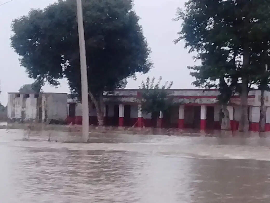 फर्रुखाबाद: उफनाई गंगा के पानी से स्कूल जलमग्न, शिक्षण कार्य बाधित