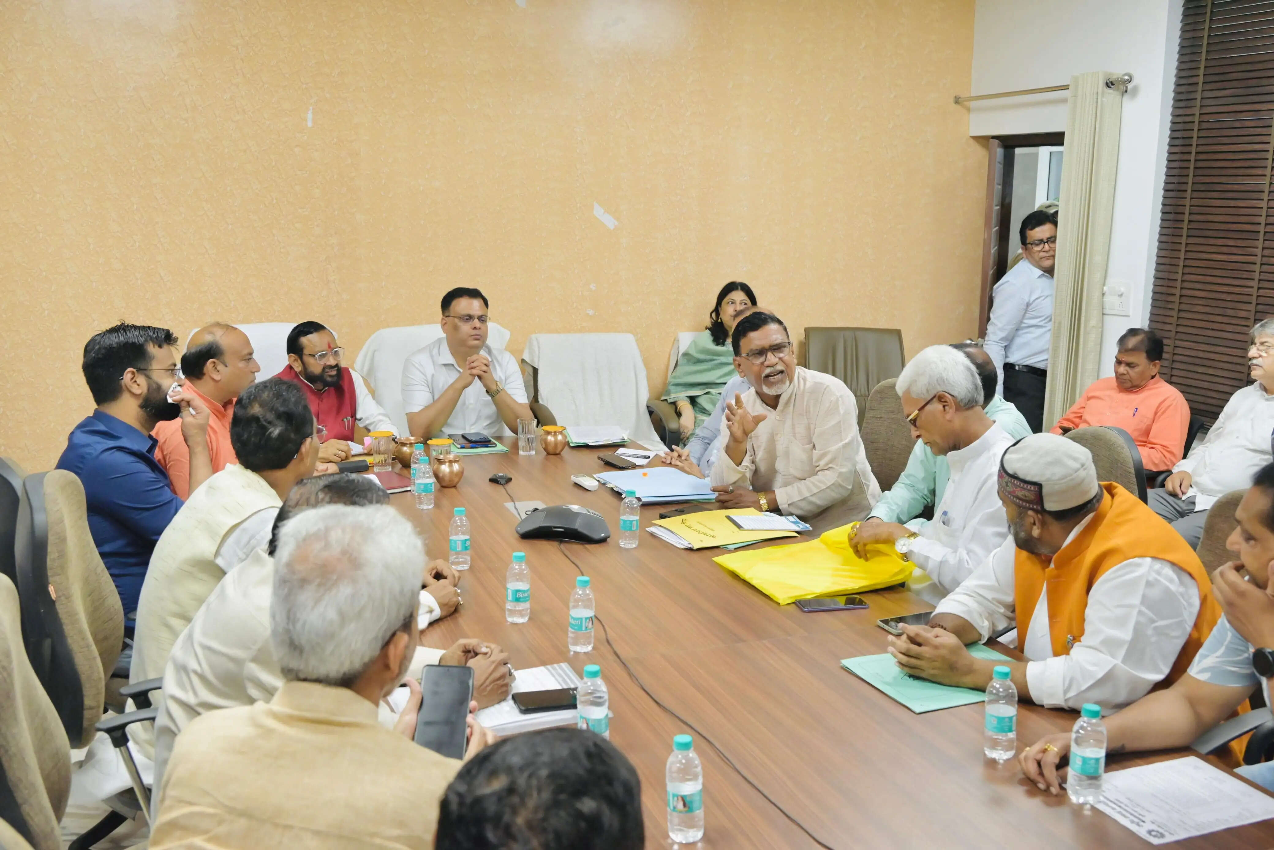 सफाई कर्मचारियों की समस्याओं पर मंथन, ईएसआई और पीएफ लाभ सुनिश्चित करने के निर्देश