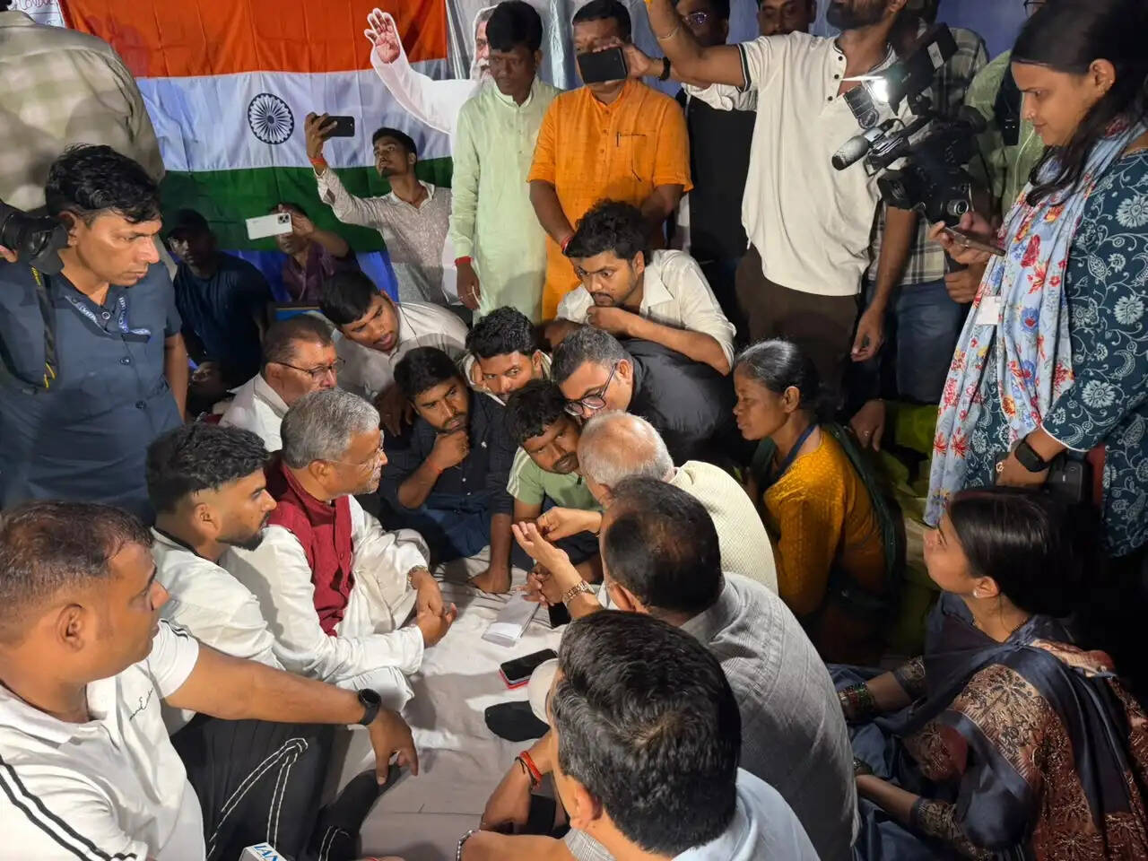 बाबूलाल के नेतृत्व में एनडीए के नेता मिले आंदोलनरत छात्रों से, की मामले की सीबीआई से जांच की मांग