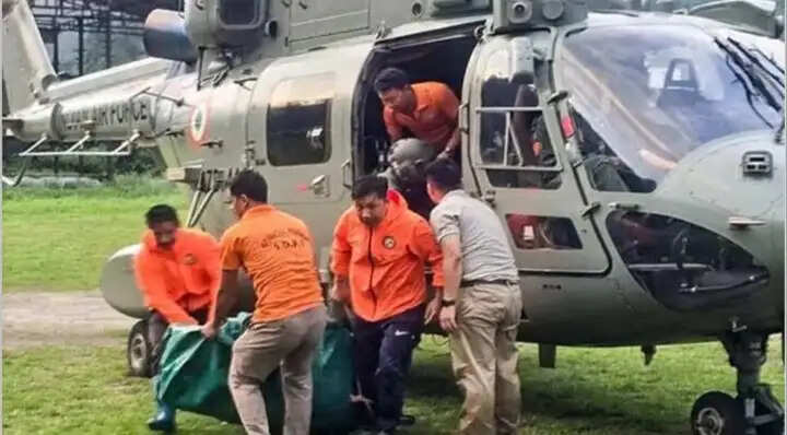 भूस्खलन से कटे बाढ़ प्रभावित गांवों तक हेलीकॉप्टर से राहत सामग्री पहुंचा रहा अरुणाचल