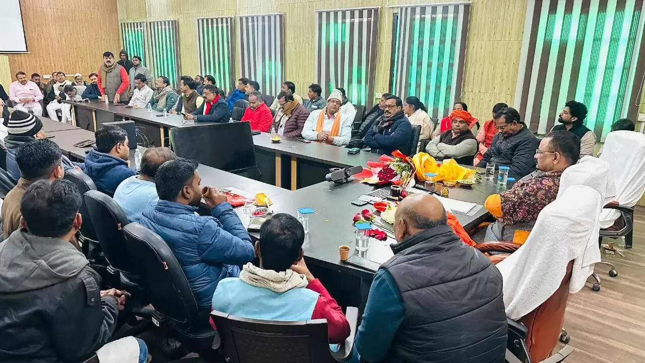 महापौर ने ​पार्षदों के संग किया संवाद, डायरी भेंट कर दी नववर्ष की दी बधाई