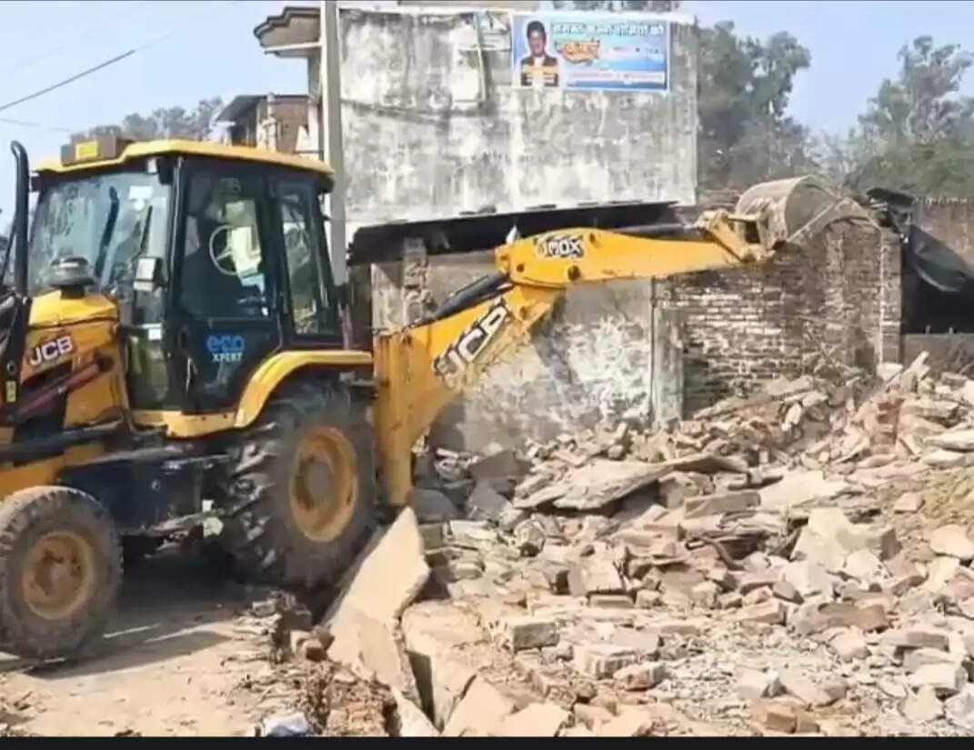 न्यायालय के आदेश पर चला बुलडोजर