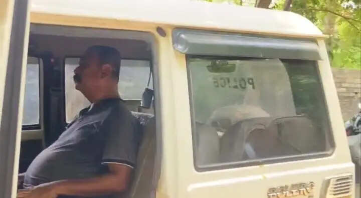 आईआईटी परिसर के स्कूल में अन्नपूर्णा योजना फॉर्म वितरण पर विवाद, पुलिस ने पार्षद को लिया हिरासत में