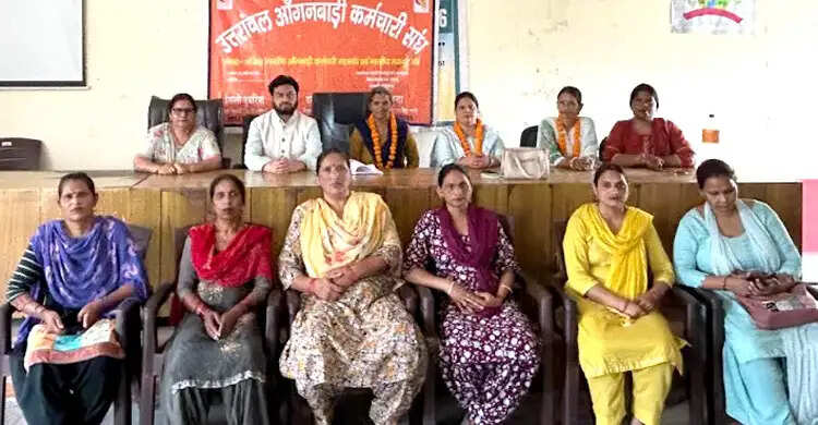 आंगनवाड़ी कर्मचारियों ने दिखाई एकजुटता, लक्सर ब्लॉक इकाई का गठन