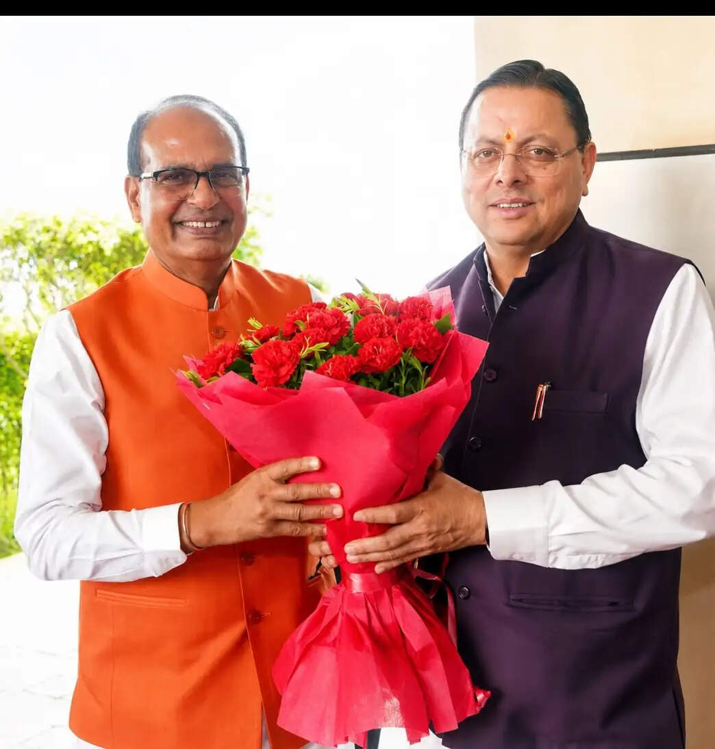 जौलीग्रांट एयरपोर्ट पर मुख्यमंत्री धामी ने शिवराज सिंह चौहान का किया स्वागत