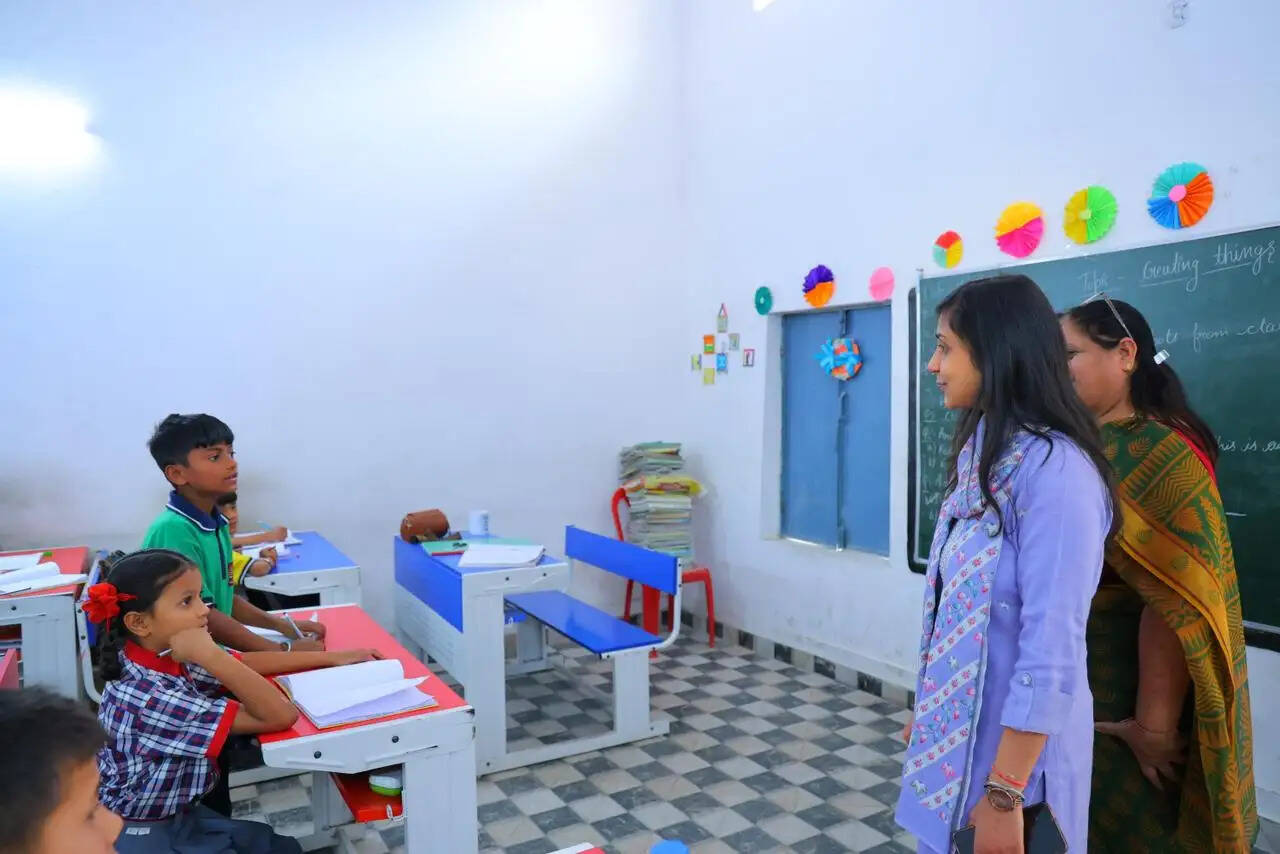 डीएम ने केंद्रीय विद्यालय में ली विद्यालय प्रबंधन समिति की बैठक