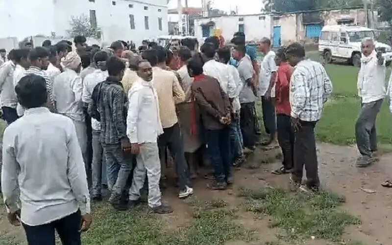 गुनाः स्कूल में छात्राओं की बोतलों में पेशाब मिलाया, परिजनों ने किया हंगामा